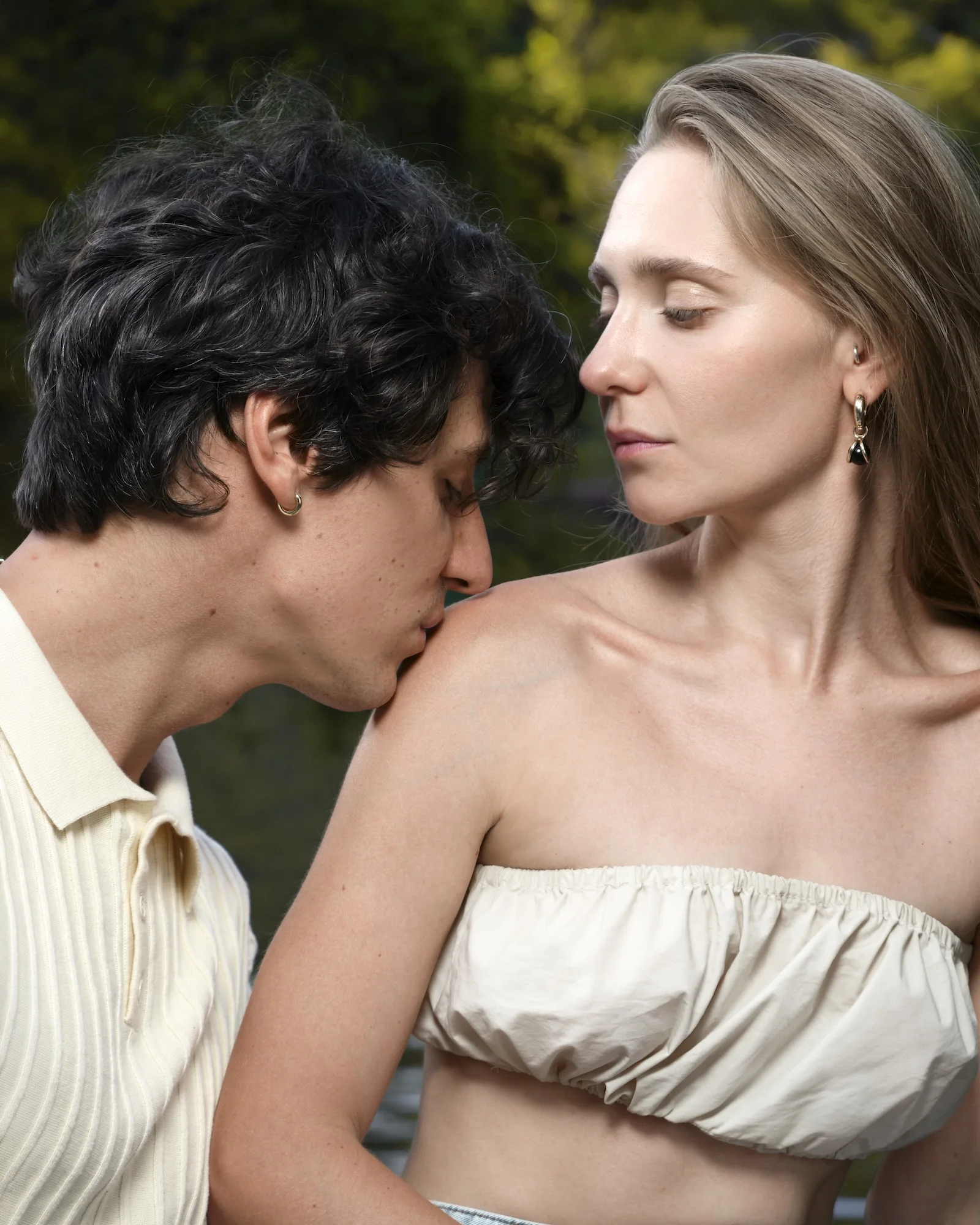 Sesión love story de pareja con ambiente romántico en Madrid